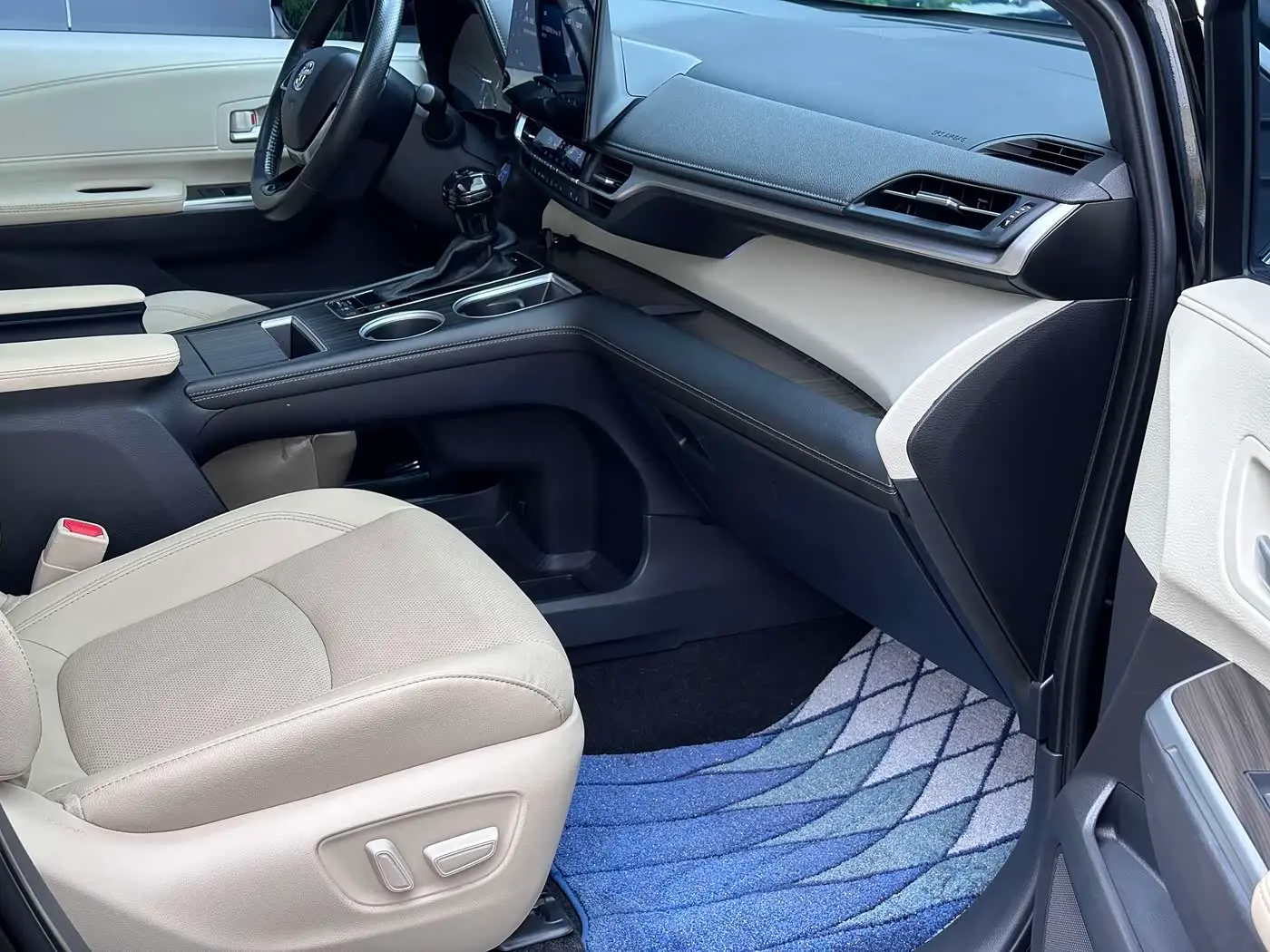 Toyota Sienna 2022 — Фото 17/18