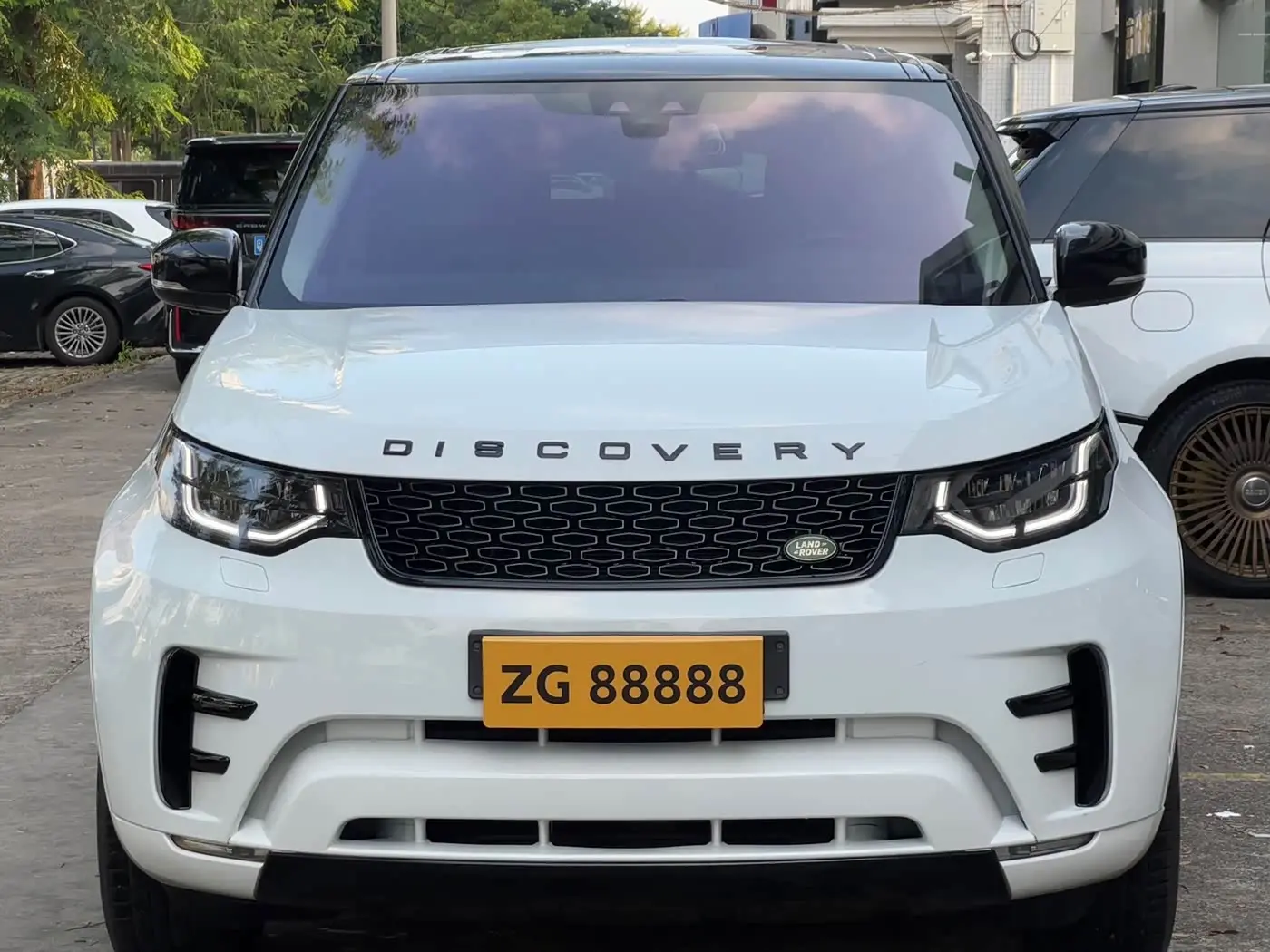 Land Rover Discovery 2018 — Фото 2/17