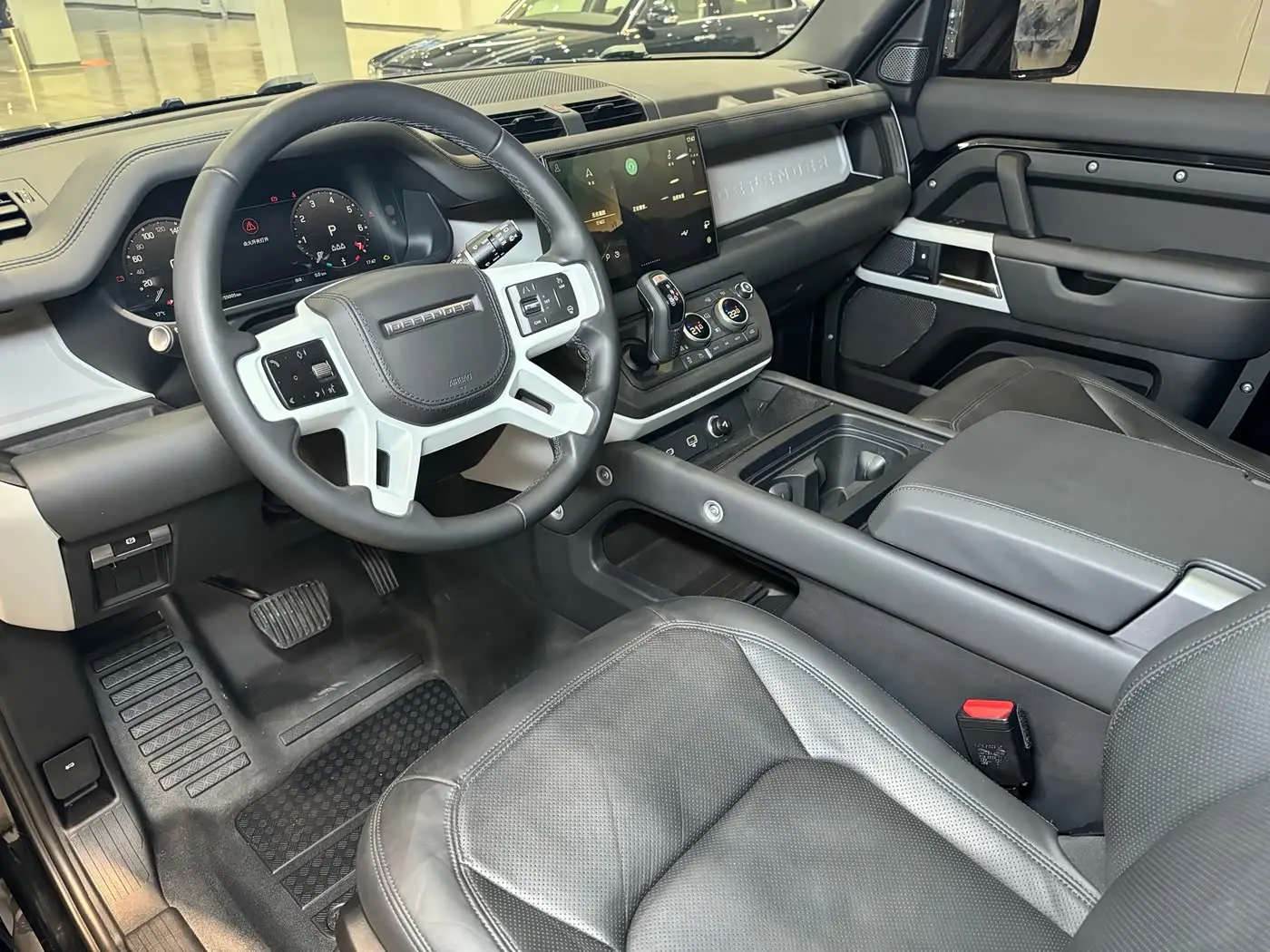 Land Rover Defender 2023 — Photo 7/14