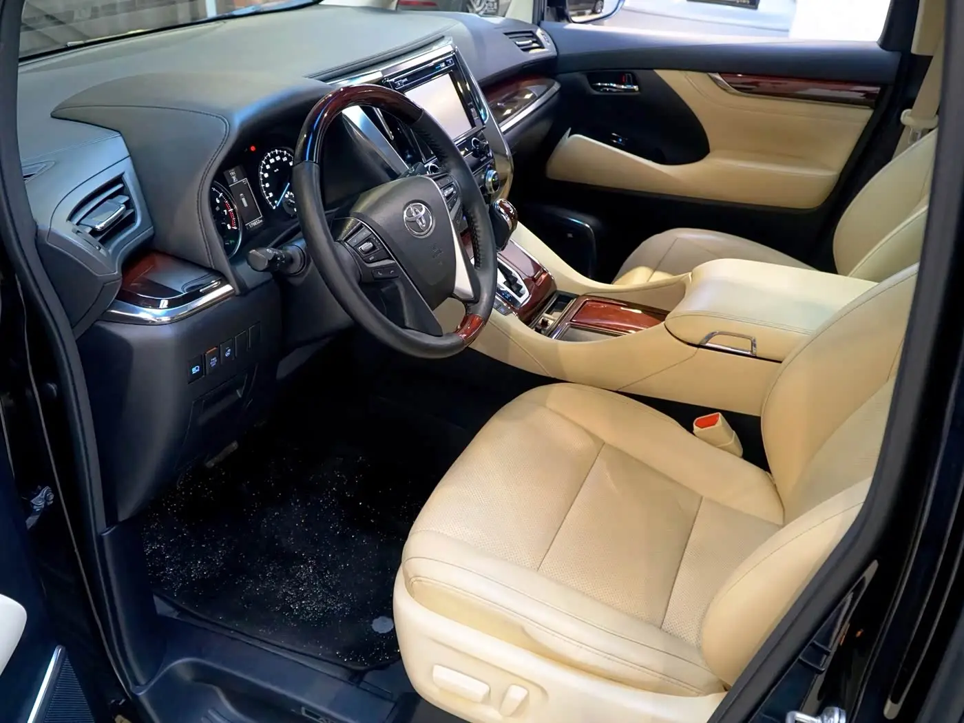 Toyota Alphard 2016 — Photo 7/20