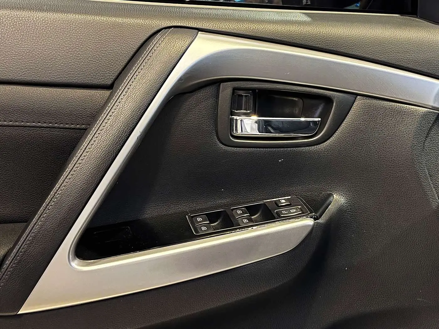 Mitsubishi Pajero Sport 2022 — Photo 10/20