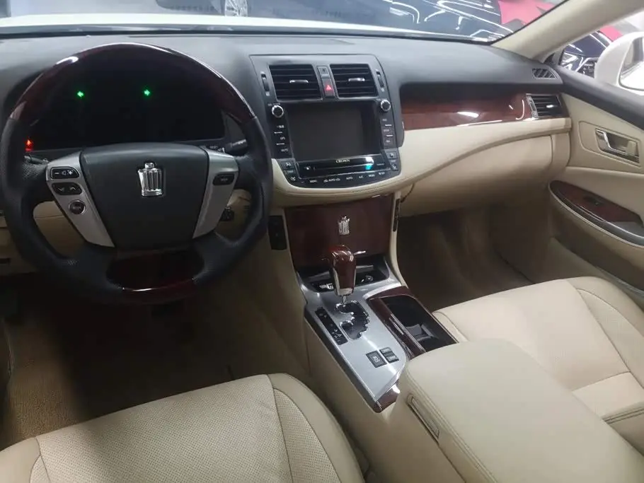 Toyota Crown 2014 — Photo 12/16