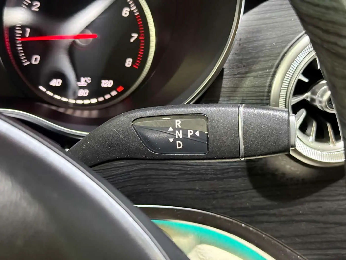 Mercedes-Benz V-Class 2020 — Photo 14/20