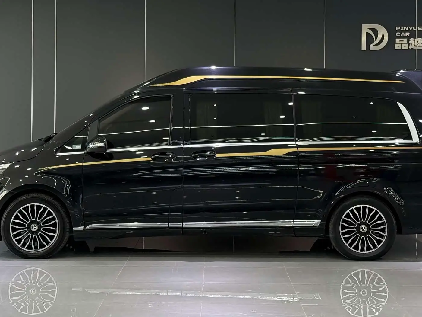 Mercedes-Benz V-Class 2020 — Photo 3/20