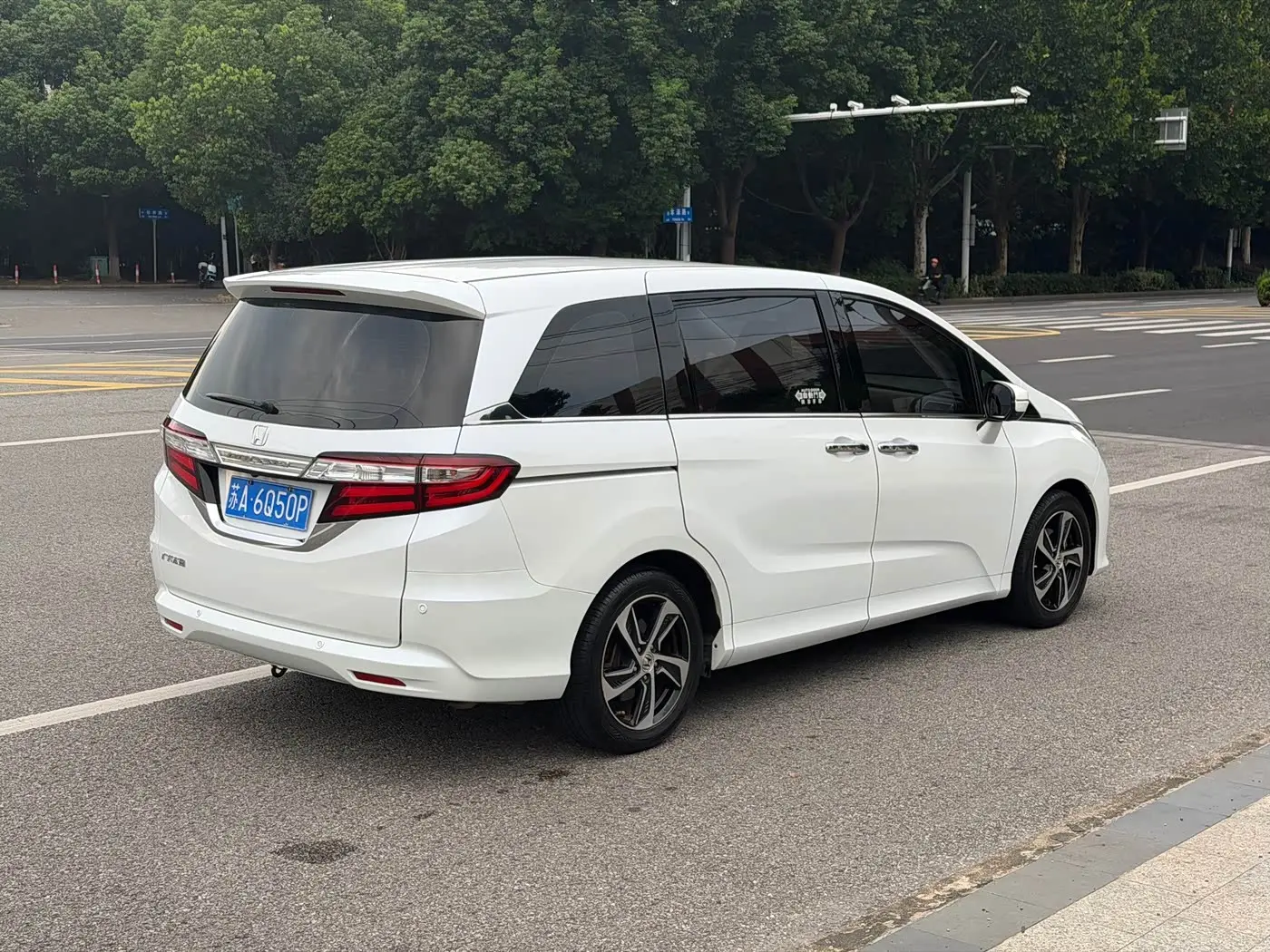 Honda Odyssey 2018 — ფოტო 6/20