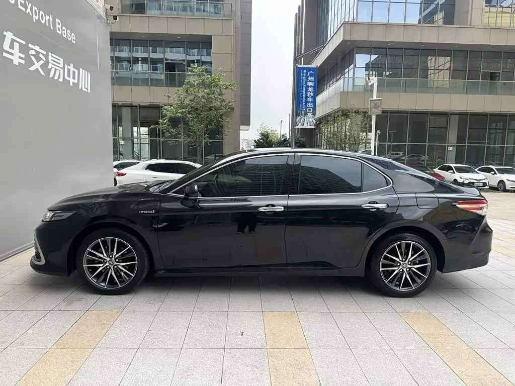 Toyota Camry 2022 — Фото 3/14