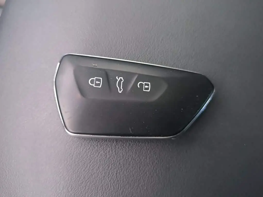 Volkswagen Golf 2024 — Photo 9/20