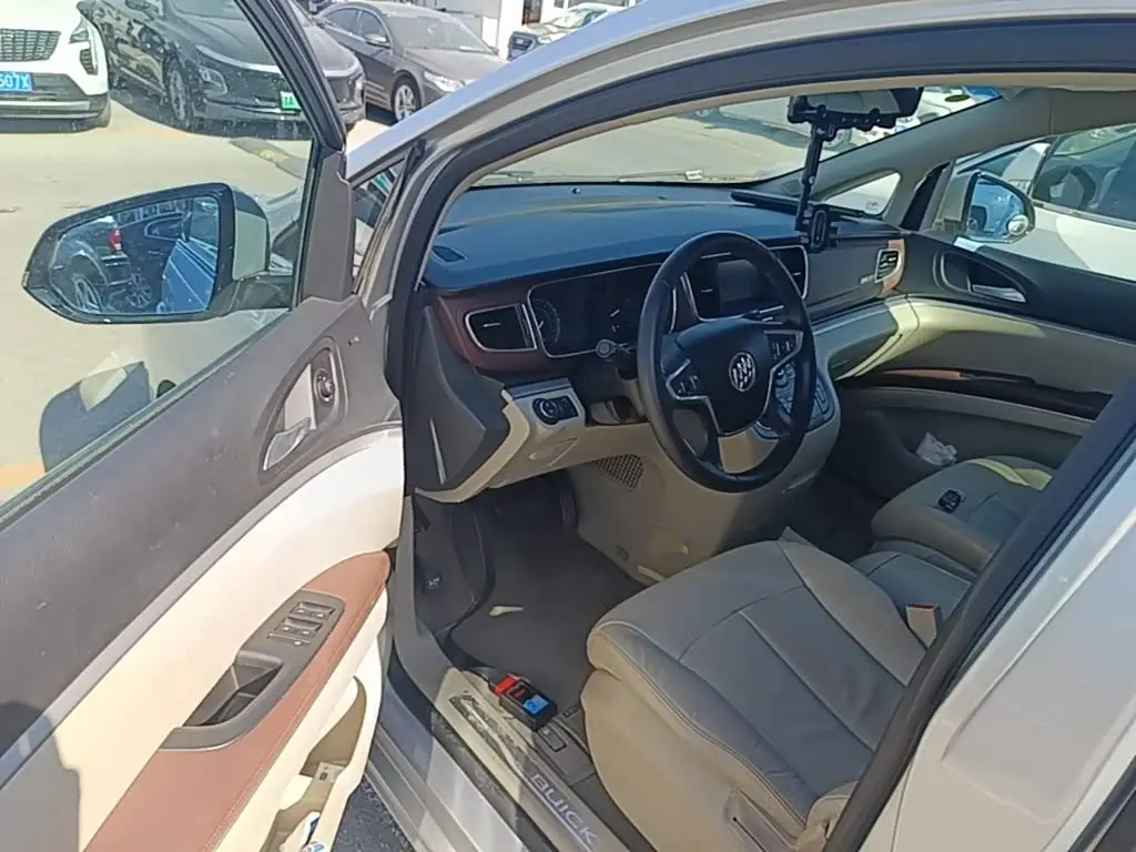 Buick GL8 2016 — Photo 15/19