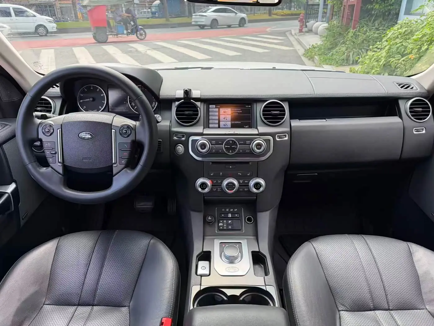 Land Rover Discovery 2016 — Photo 7/13