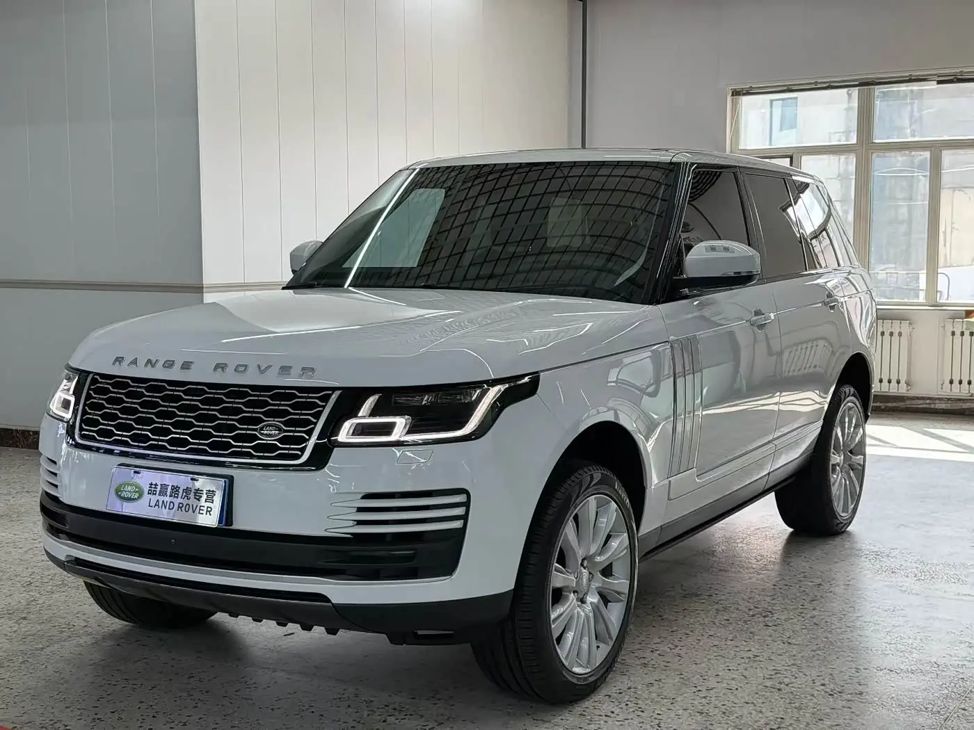 Land Rover Range Rover 2020 — Photo 1/9