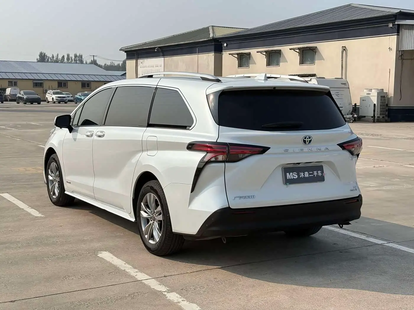 Toyota Sienna 2023 — Фото 6/17