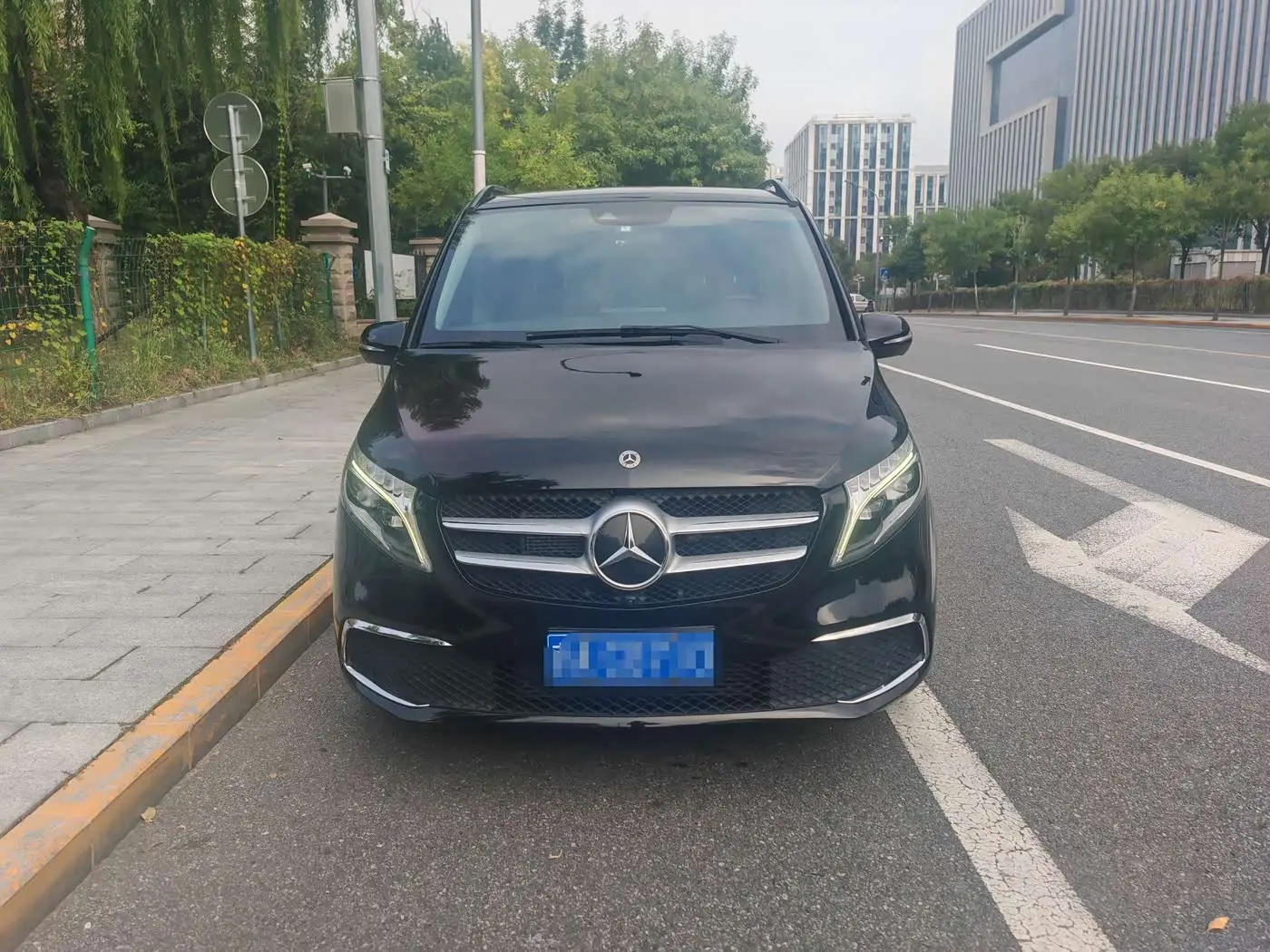 Mercedes-Benz V-Class 2023 — Photo 2/20