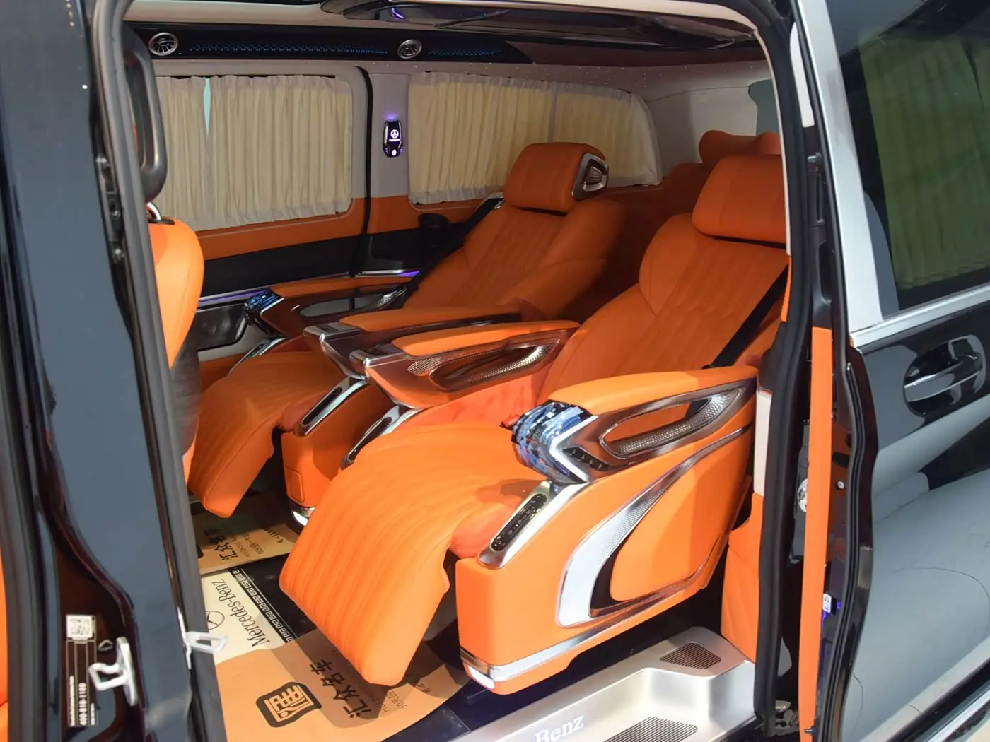 Mercedes-Benz V-Class 2024 — Photo 8/20