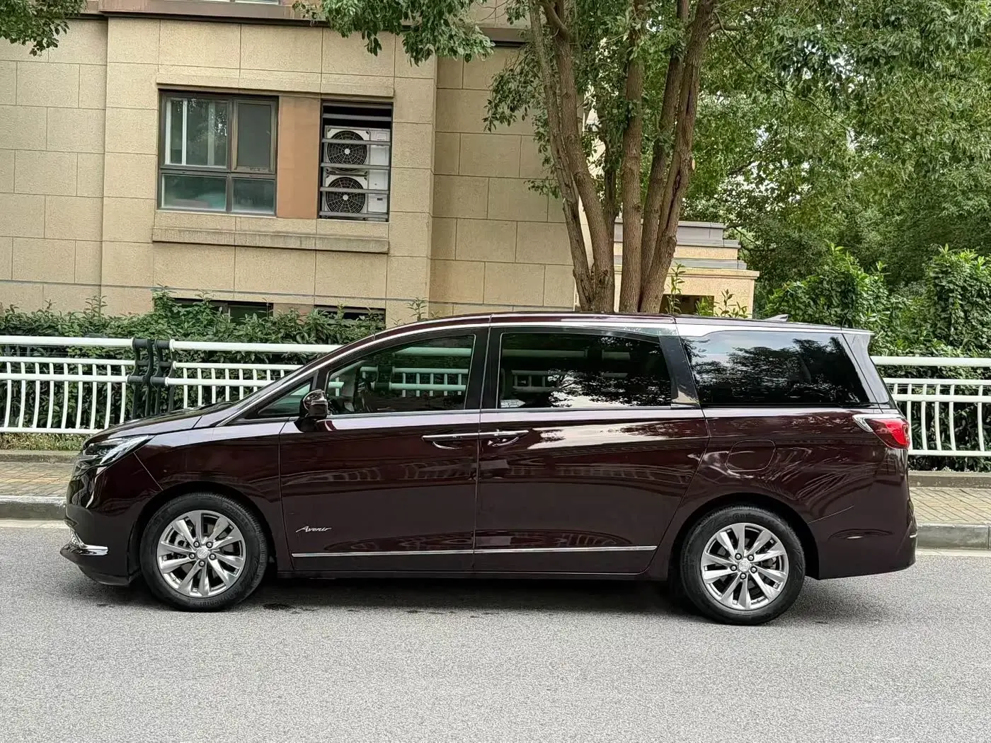 Buick GL8 2020 — Photo 3/9