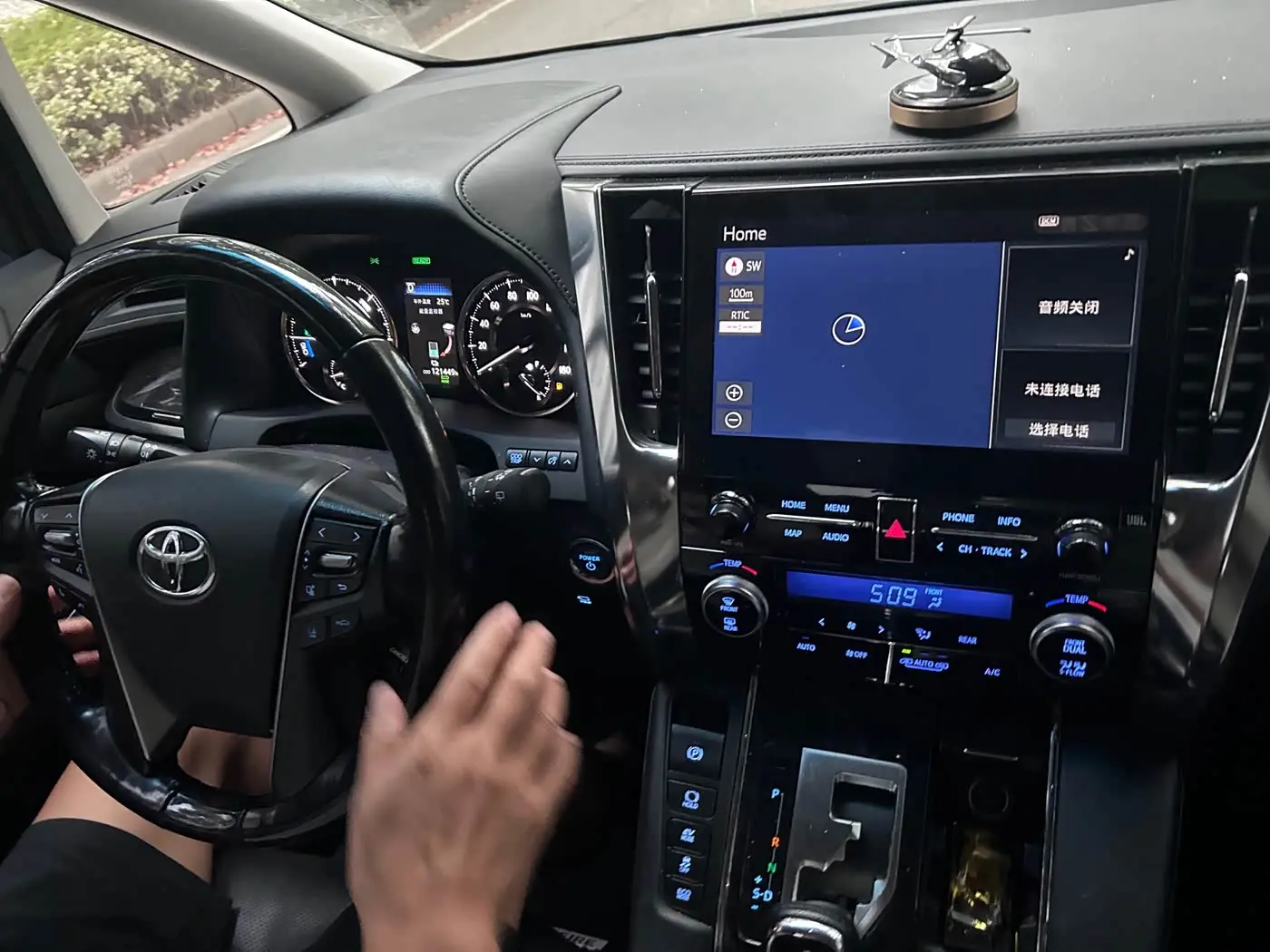 Toyota Vellfire 2022 — Photo 6/9