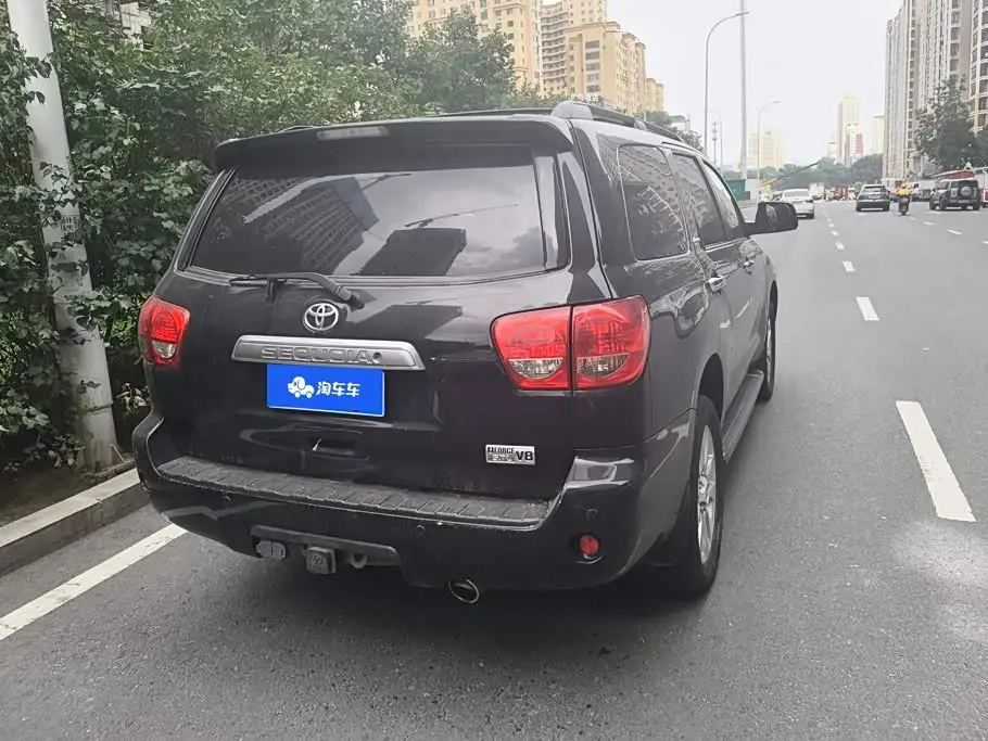 Toyota Sequoia 2012 — ფოტო 3/16