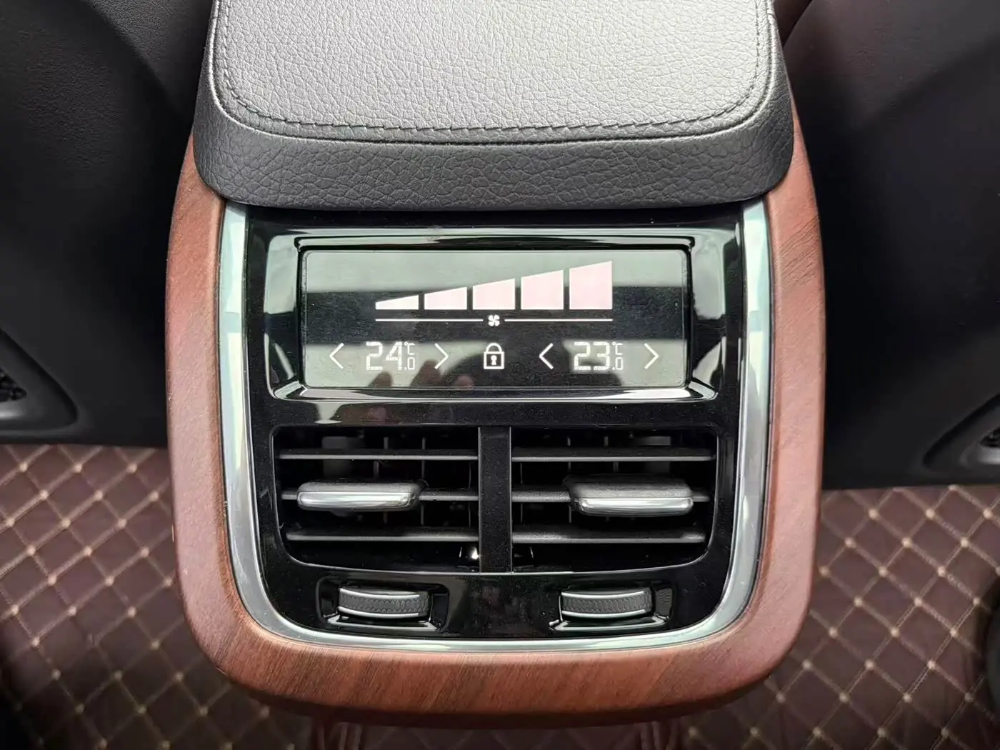 Volvo XC90 2019 — Photo 14/20