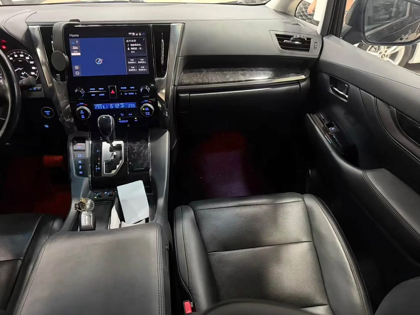 Toyota Vellfire 2020 — Photo 7/19