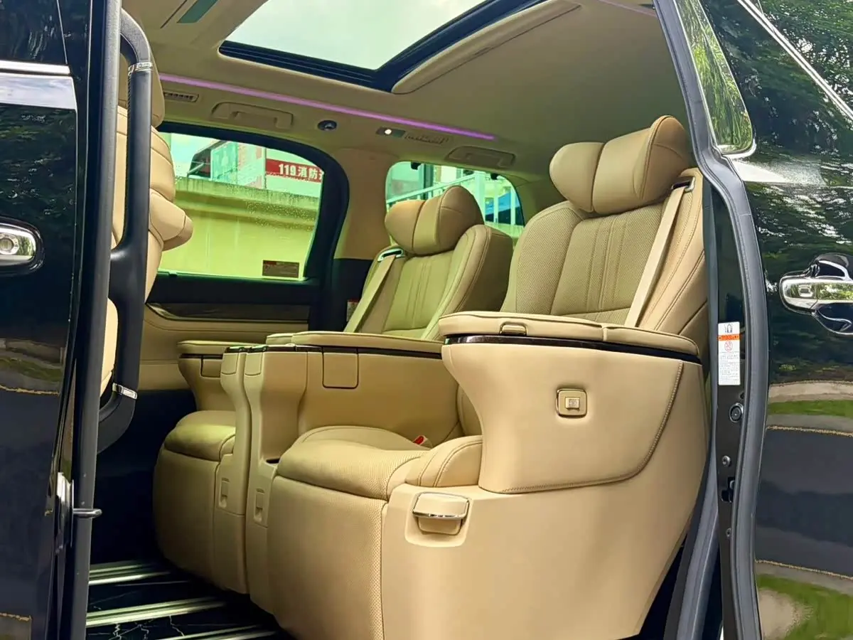 Toyota Vellfire 2021 — Photo 7/18