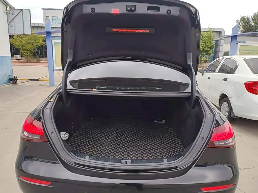 Mercedes-Benz E-Class 2022 — Photo 18/19