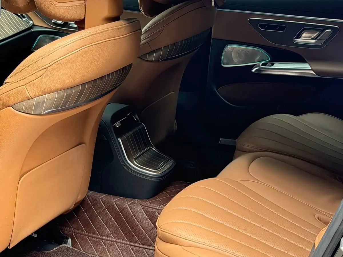 Mercedes-Benz E-Class 2024 — Photo 5/11