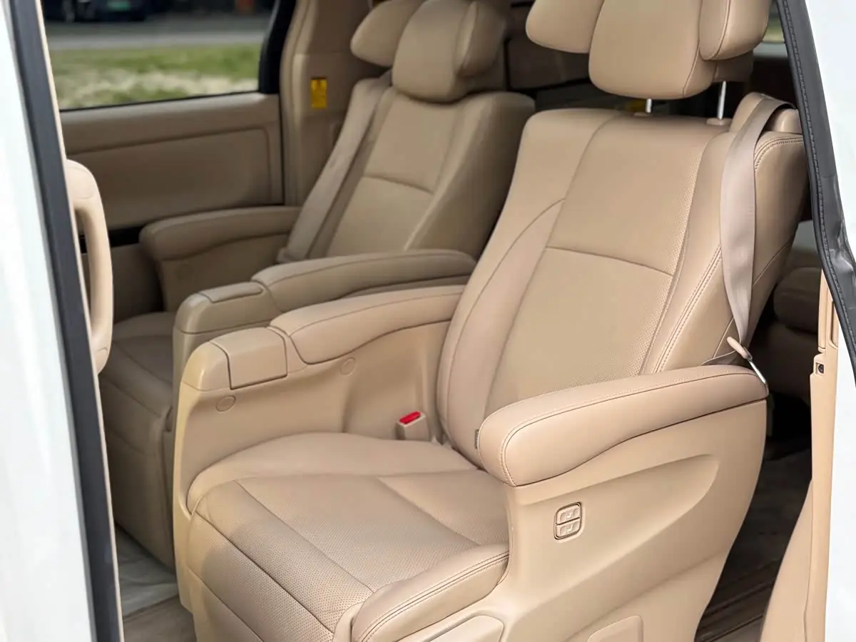 Toyota Alphard 2012 — Photo 11/20