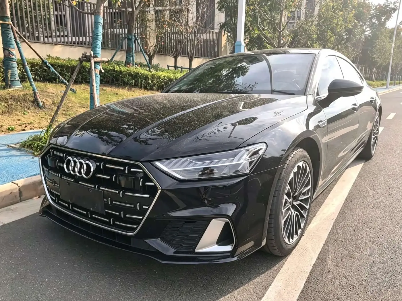 Audi A7L 2025 — Photo 1/8