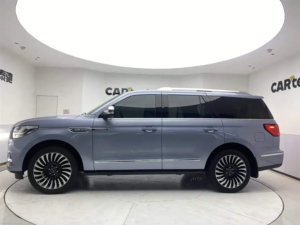 Lincoln Navigator 2023 — Фото 8/20