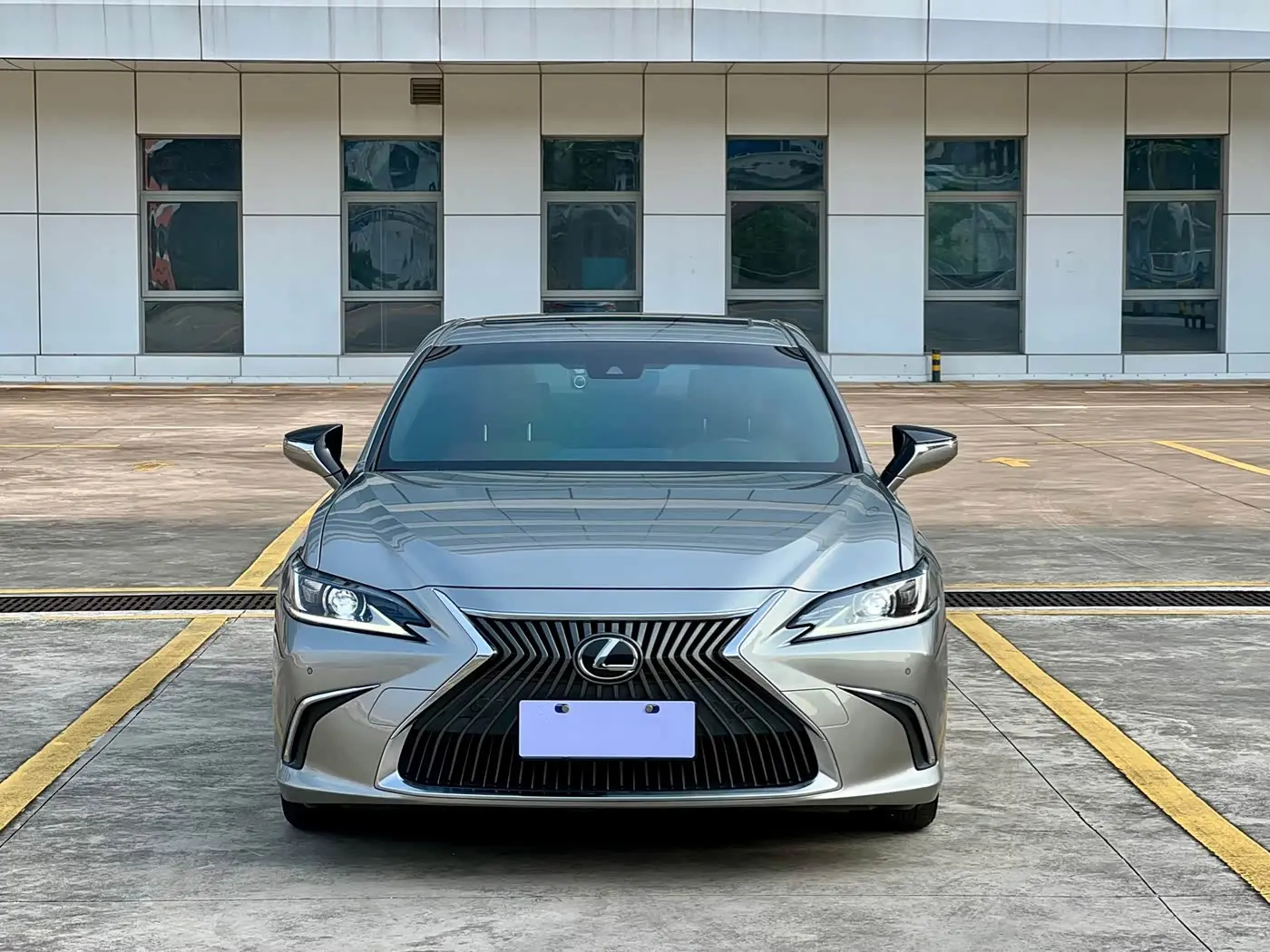 Lexus ES 2019 — Фото 8/20