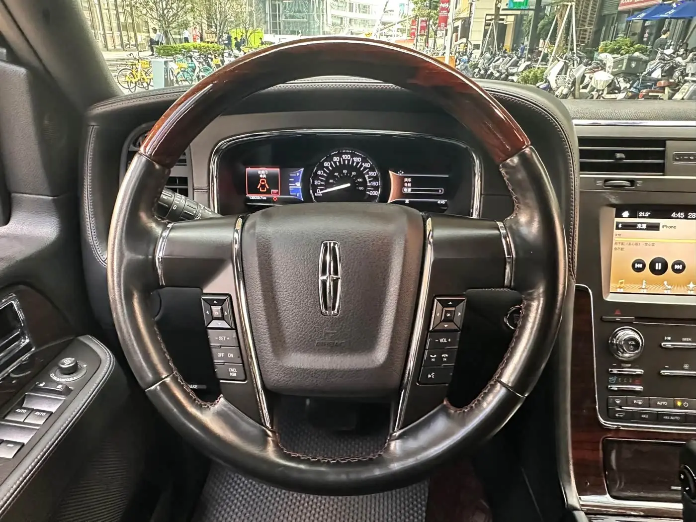 Lincoln Navigator 2018 — Photo 8/17