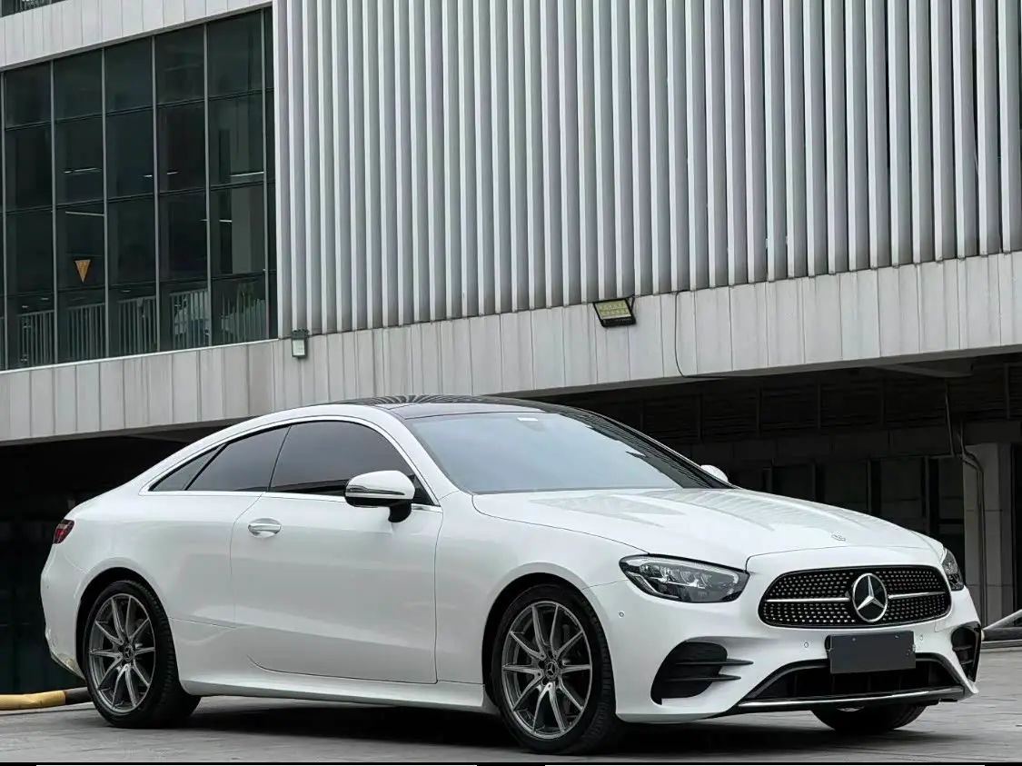 Mercedes-Benz E-Class 2022 — Photo 3/9