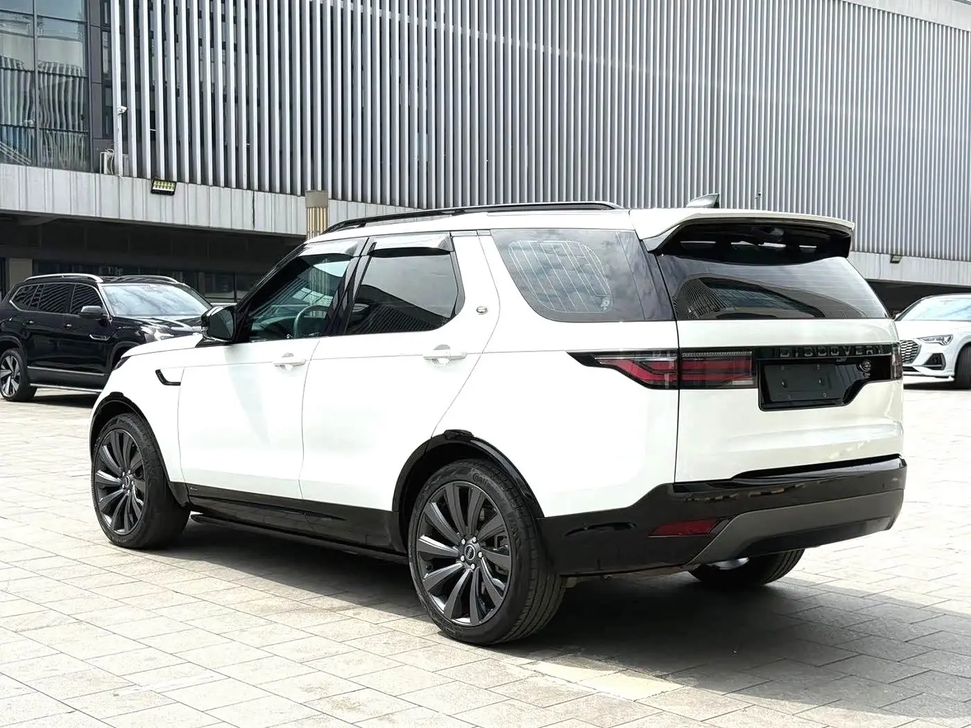 Land Rover Discovery 2021 — Фото 10/10