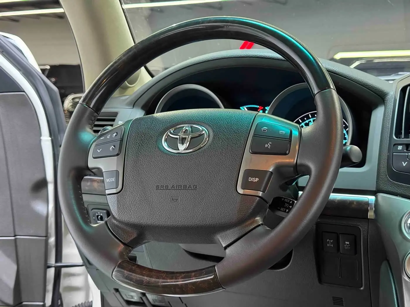 Toyota Land Cruiser 2010 — Photo 10/18