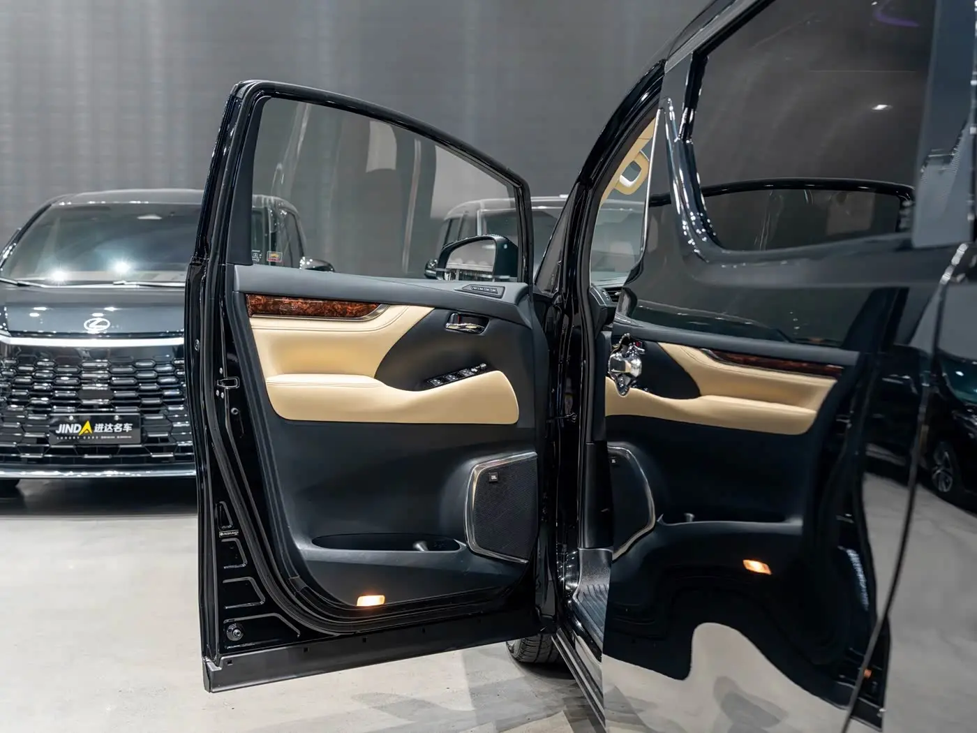 Toyota Alphard 2019 — ფოტო 12/14