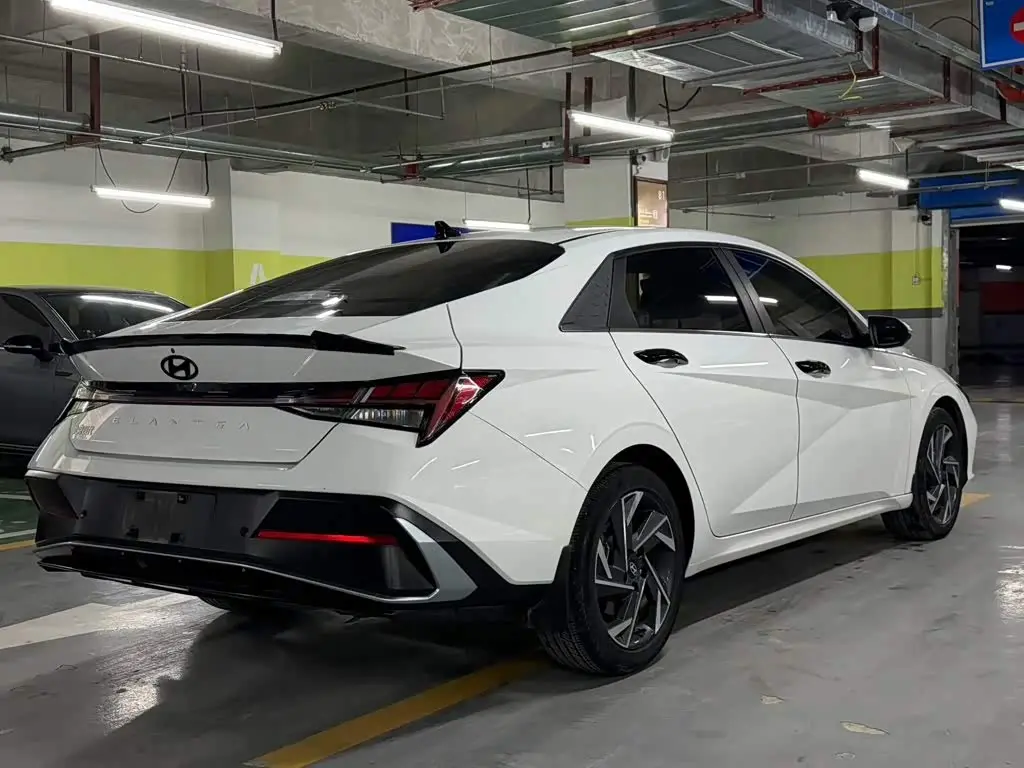 Hyundai Elantra 2023 — Photo 5/15