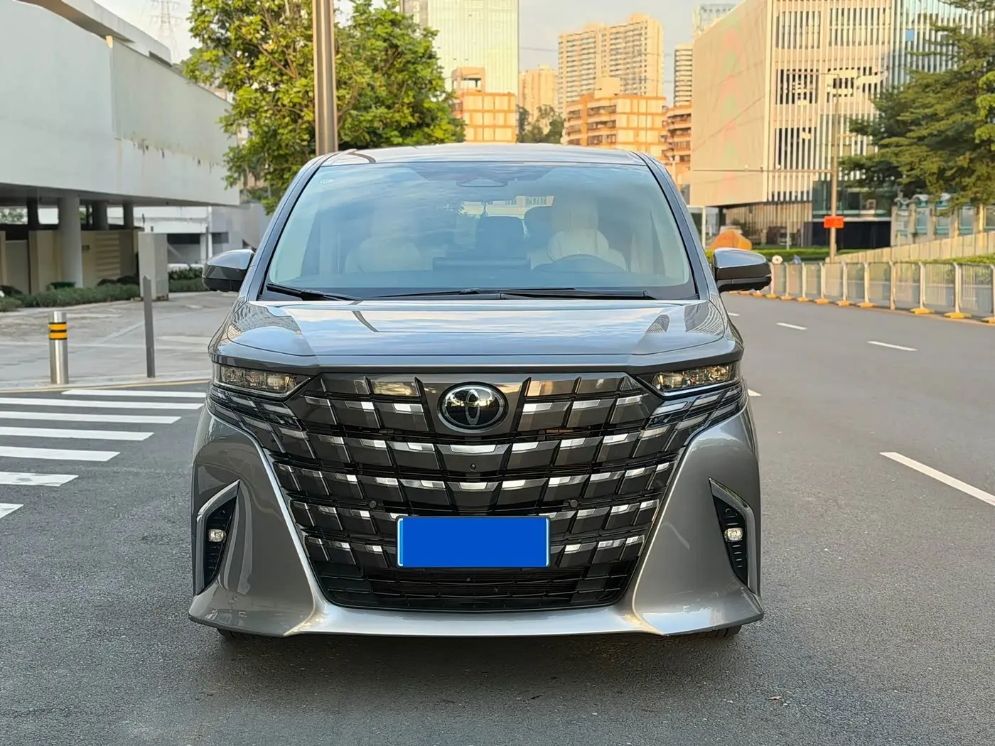 Toyota Alphard 2023 — Photo 2/19