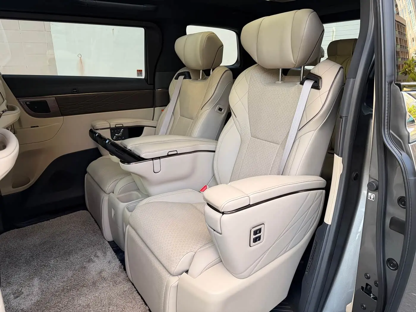 Toyota Alphard 2023 — Photo 5/19
