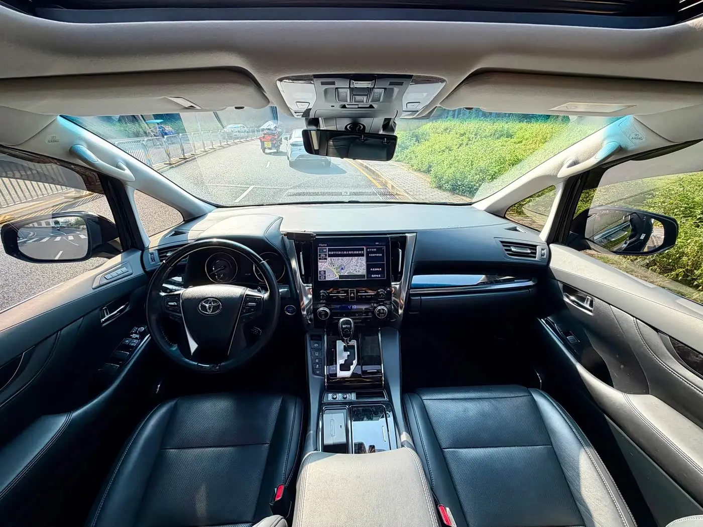 Toyota Vellfire 2022 — Photo 14/17