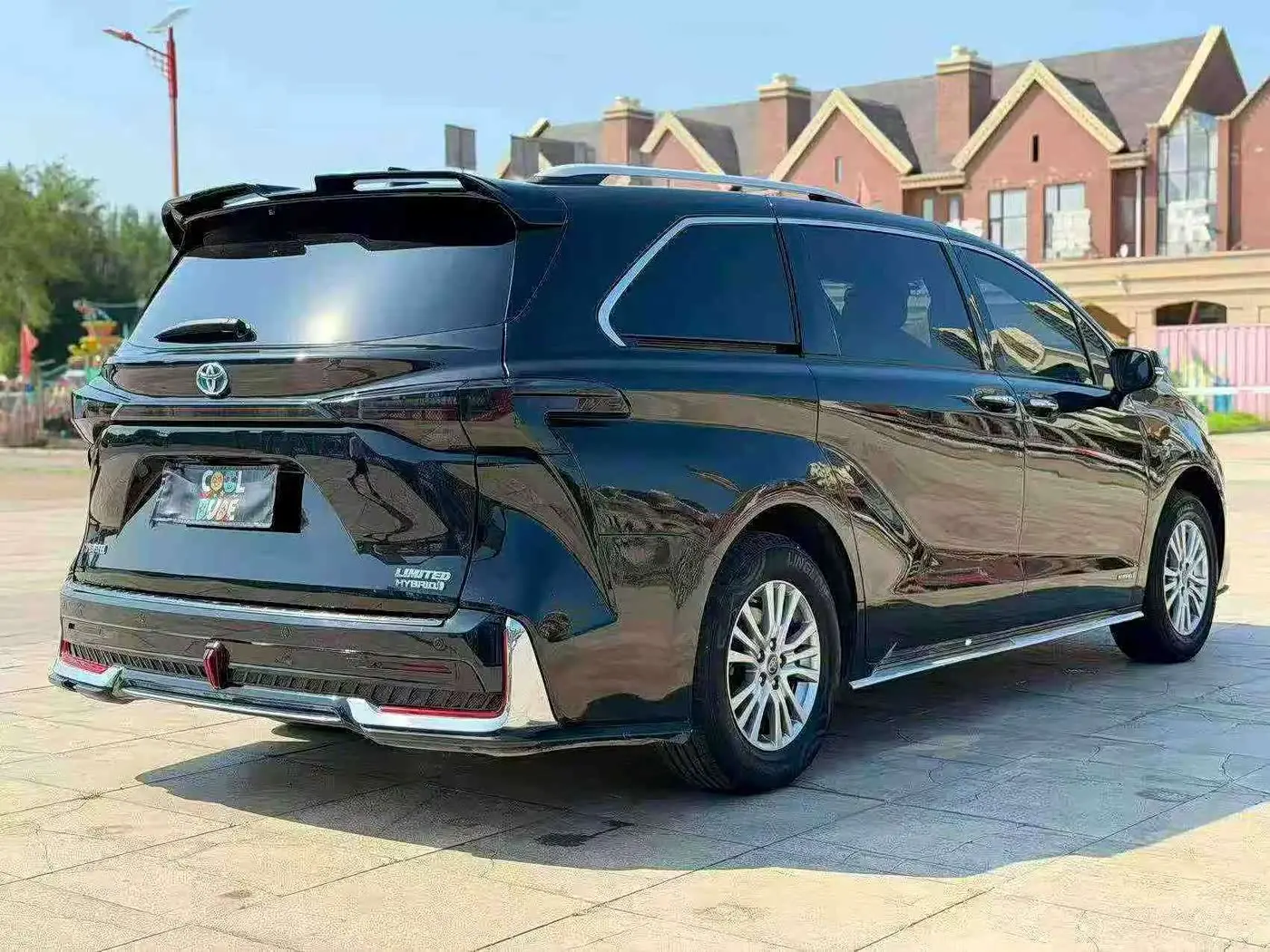 Toyota Sienna 2022 — Фото 7/9
