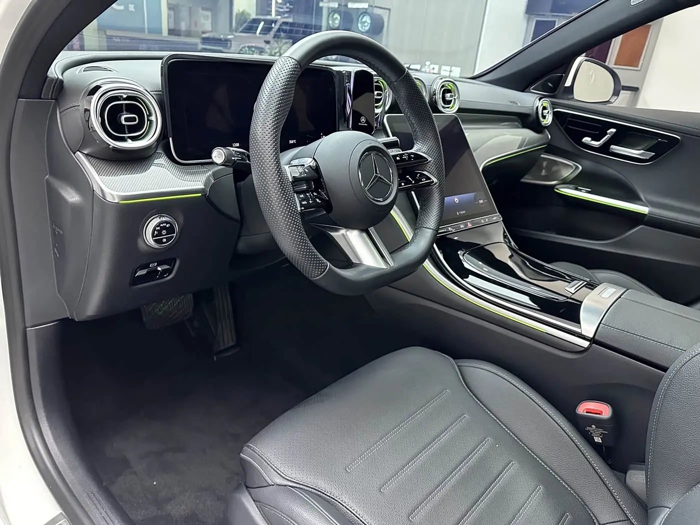Mercedes-Benz C-Class 2024 — Photo 12/20