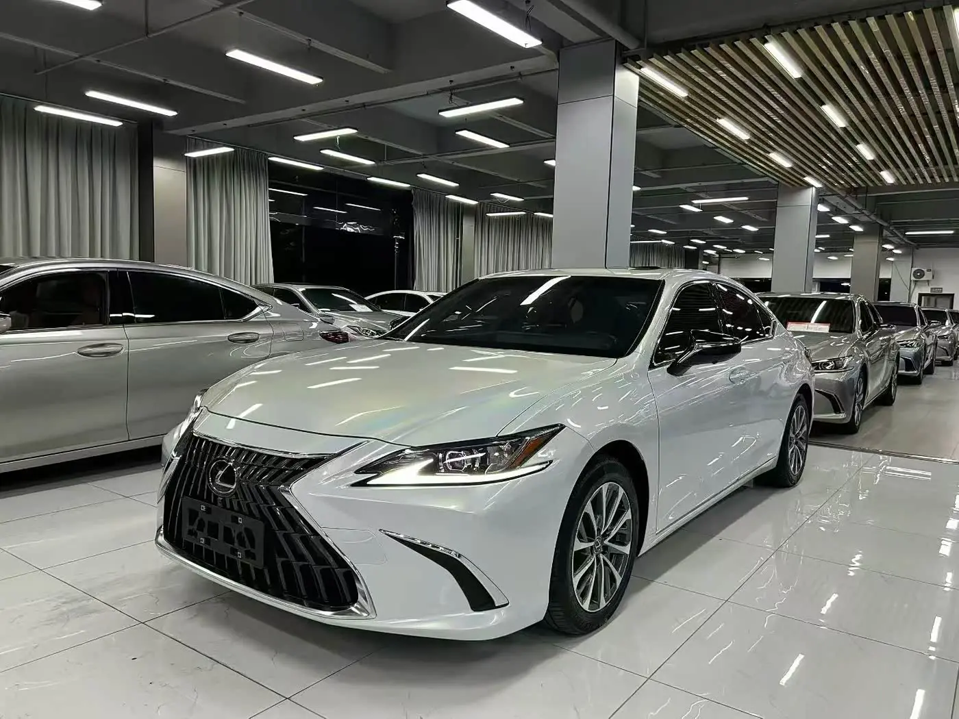 Lexus ES 2023 — Photo 1/9