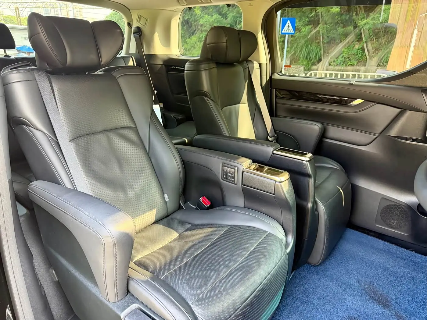 Toyota Vellfire 2022 — Photo 13/17