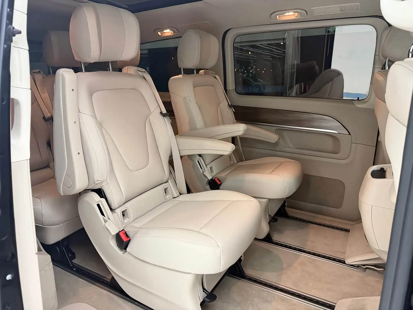 Mercedes-Benz V-Class 2025 — Photo 16/20