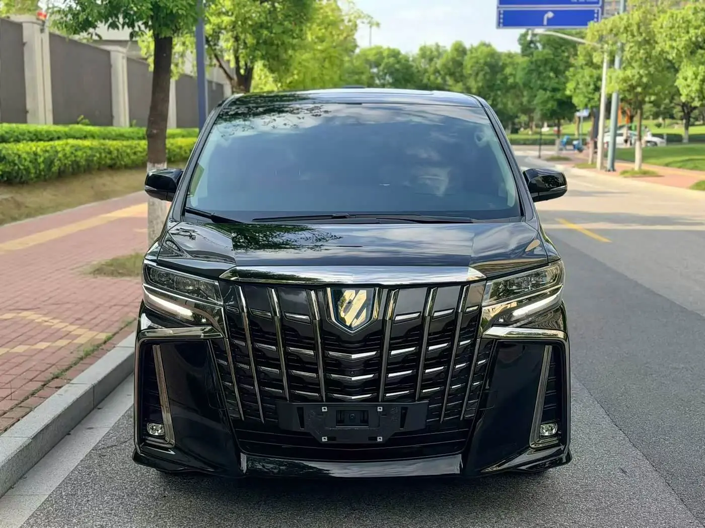 Toyota Alphard 2023 — Photo 2/17