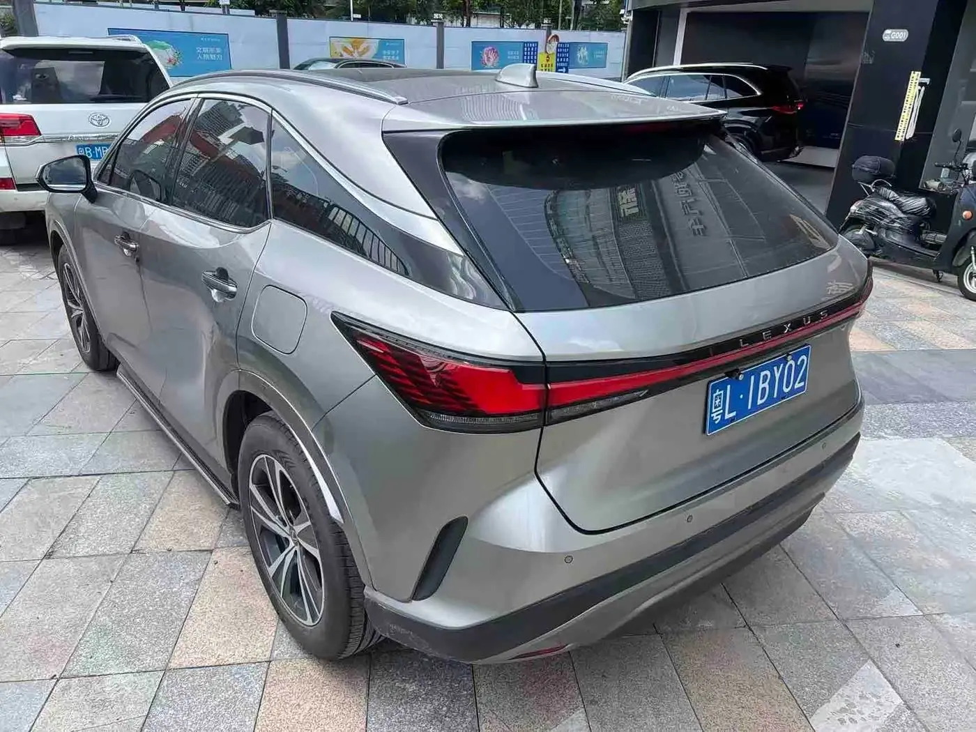 Lexus RX 2023 — Photo 7/9