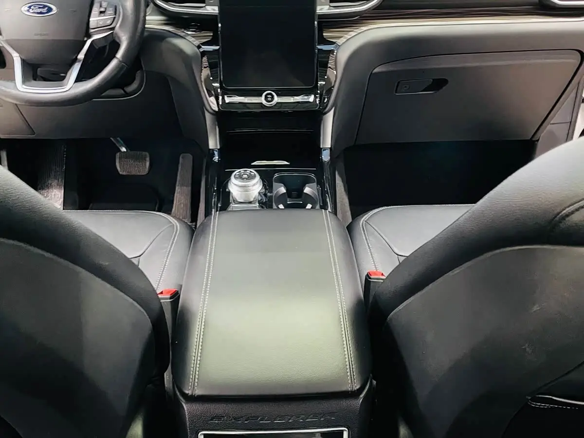 Ford Explorer 2021 — Photo 10/20