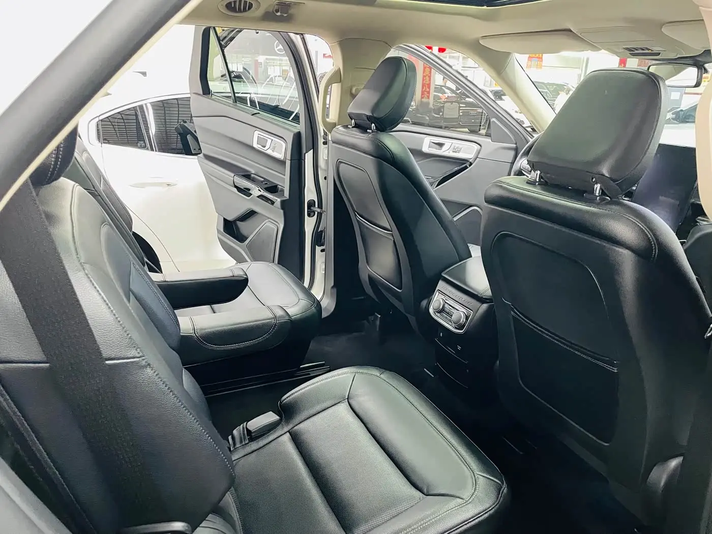 Ford Explorer 2021 — Photo 7/20