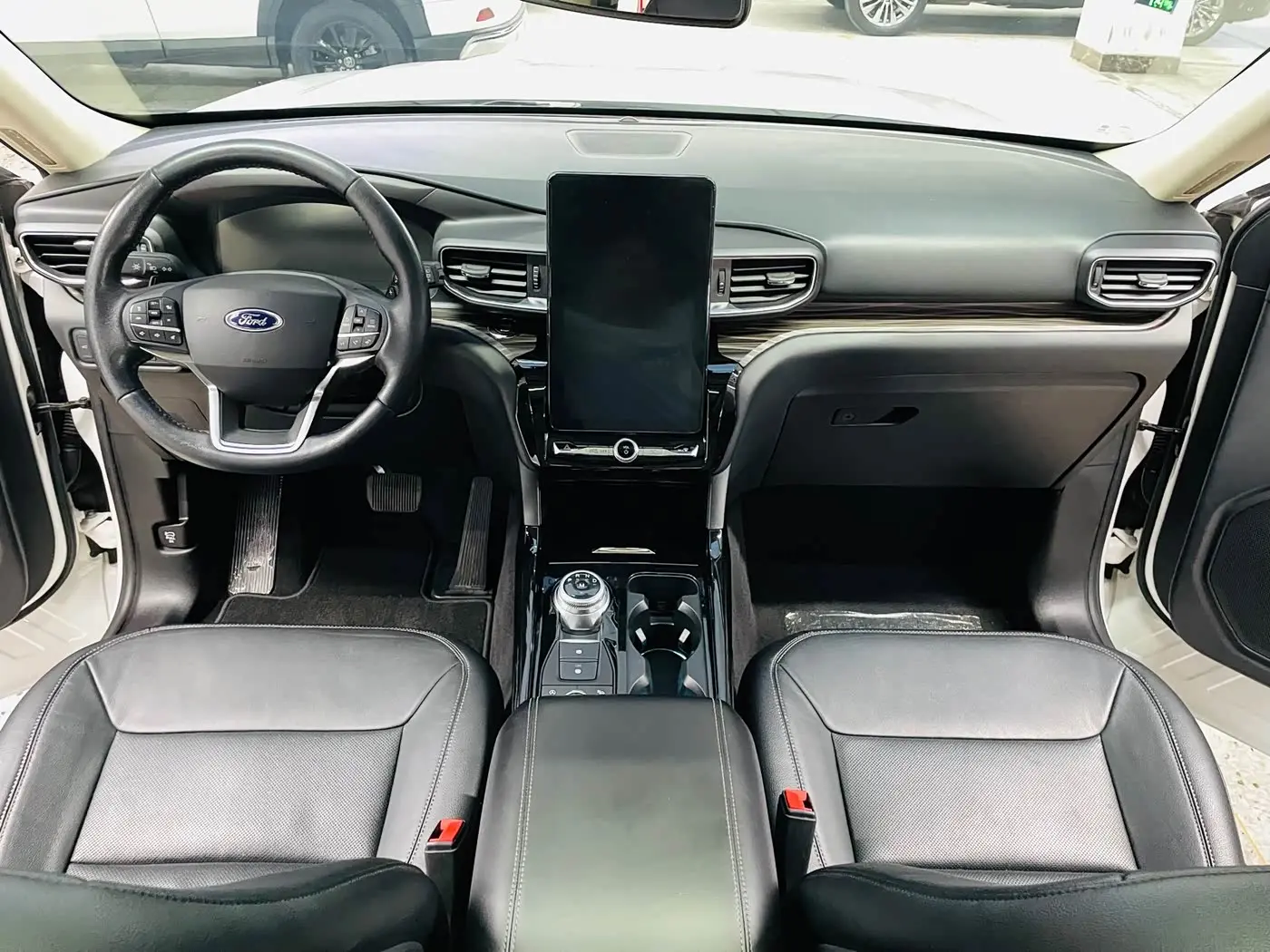 Ford Explorer 2021 — Photo 9/20