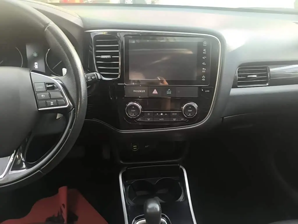 Mitsubishi Outlander 2019 — Photo 13/20