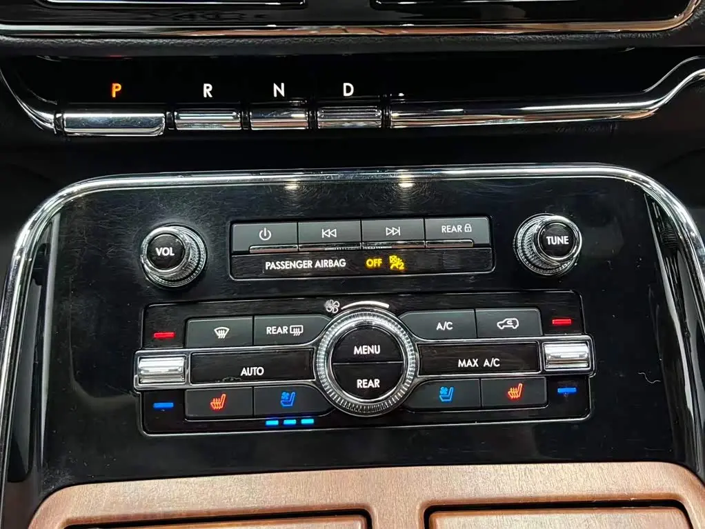 Lincoln Navigator 2018 — Photo 9/20
